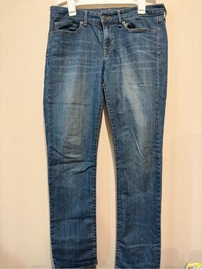 GAP Women’s Straight Jeans in Faded Blue Wash